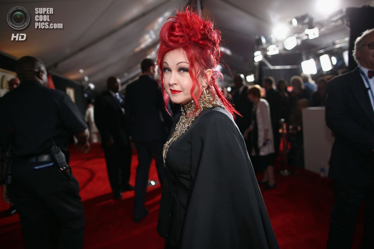 Церемония вручения премии Grammy 2014. На фото Синди Лопер.